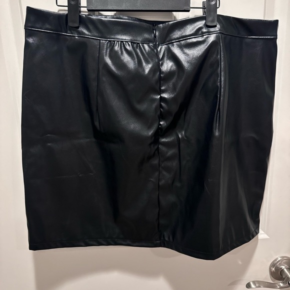 Shein black Faux leather mini skirt size XXL - Picture 2 of 2